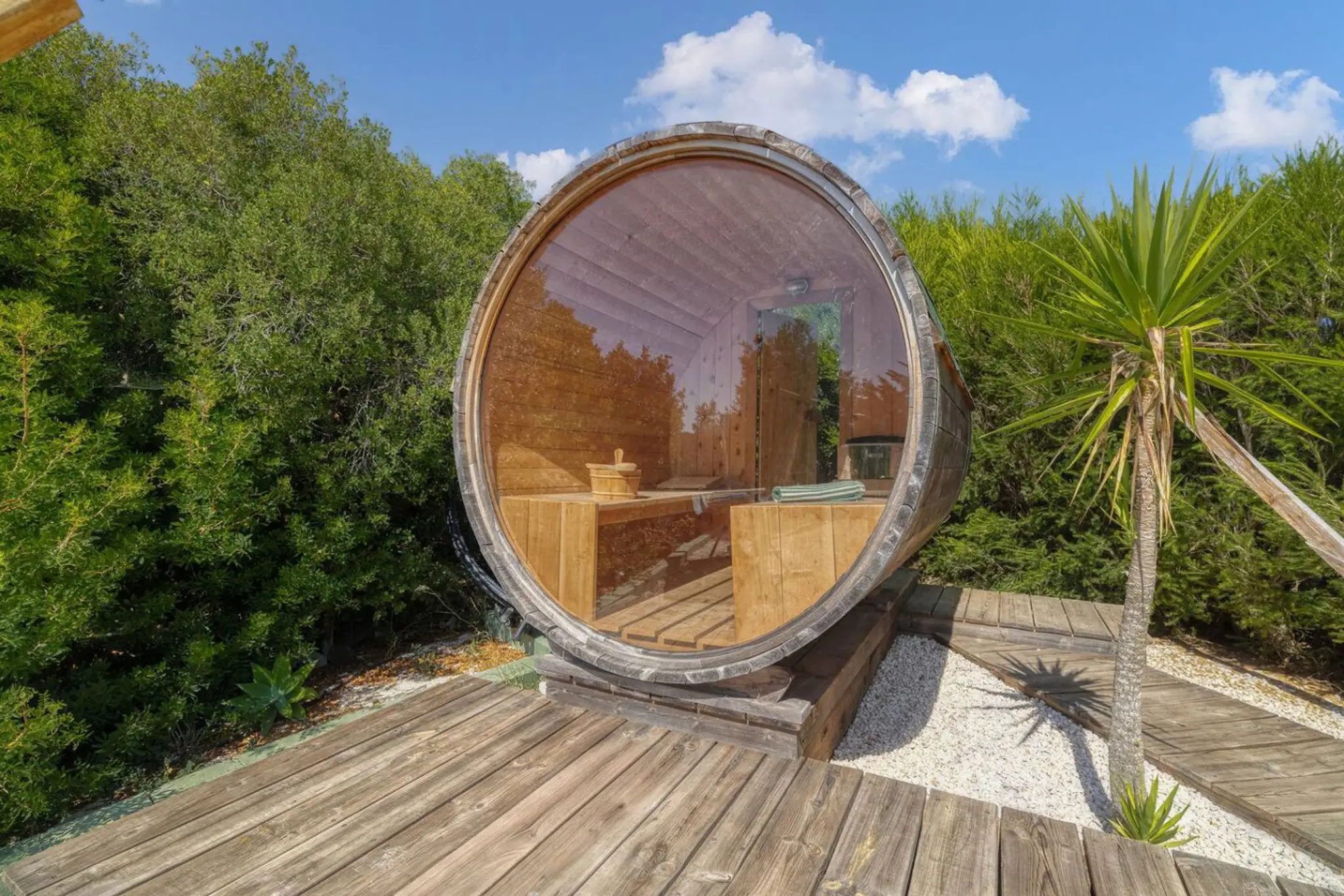 Fass-Sauna im Garten